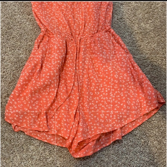 Hollister…Cute summer romper with pockets - Picture 2 of 3